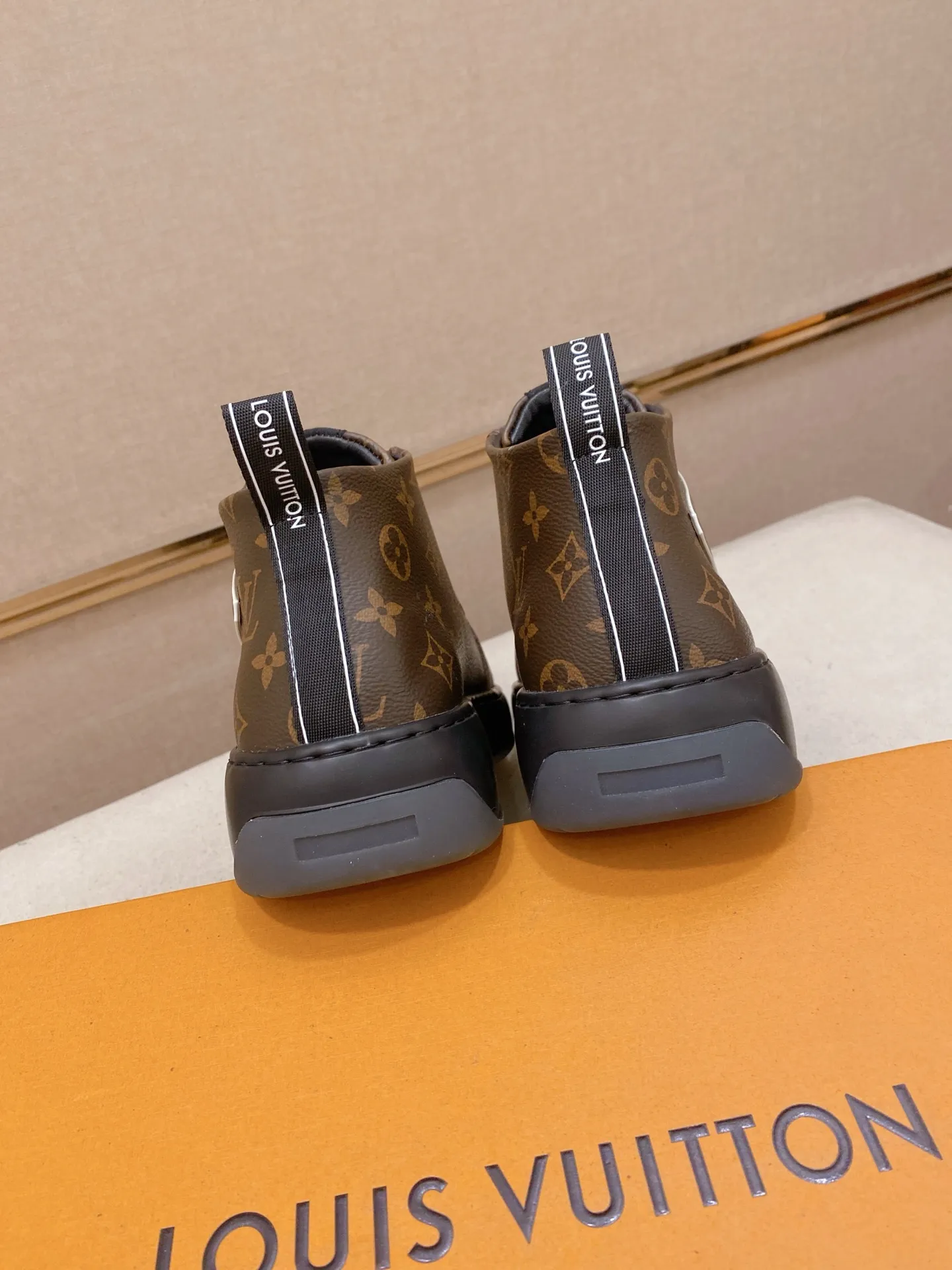 Factory price: 442💰🎉🎉LV~Louis Vuitton trendy men's shoes, new shipments, latest matching, same style as the official website, super high quality, hot selling in season [strong][strong][strong]Selected first-layer cowhide, comfortable sheepskin lining, original last, comfortable on the feet, wear-resistant rubber outsole, size: 38-44.